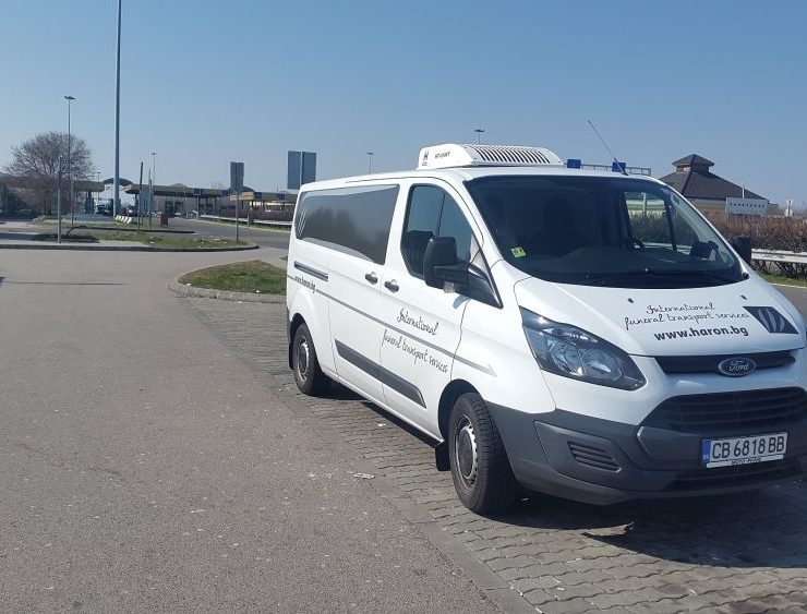 снимка на фирмена кола на погребална аенция Харон