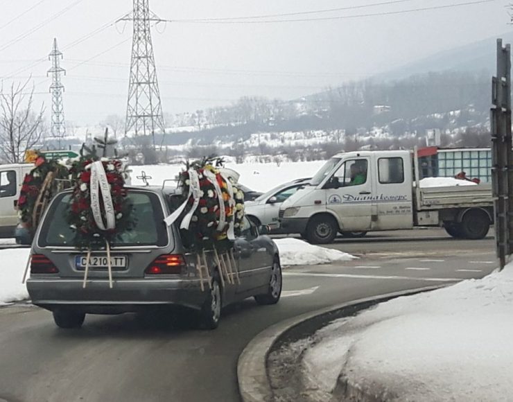 снимка на катафалка украсена