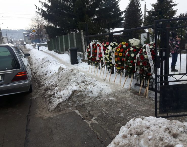 снимка на възпоменателни венци