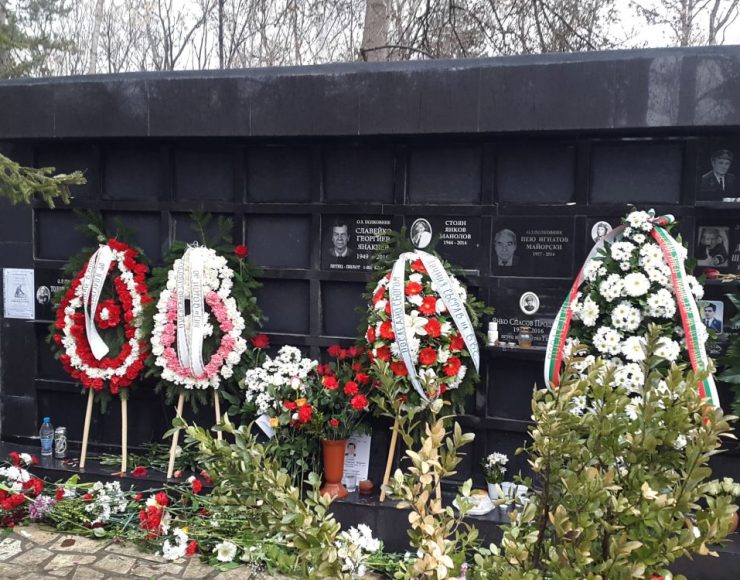 снимка на възпоменателни венци и надгробни плочи