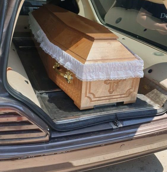 снимка на кофчег в катафалка на погребална агенция Харон