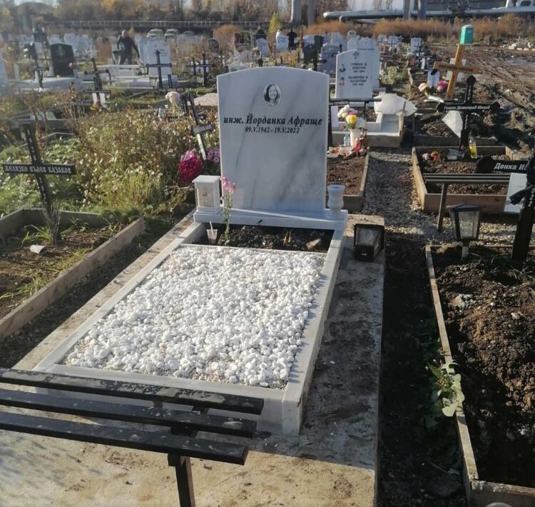 надгробна плоча изработена от траурна агенция Харон