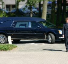 Траурен автомобил на агенция Харон за погребална церемония