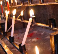Запалени църковни свещи в памет на починал човек – траурна агенция Харон