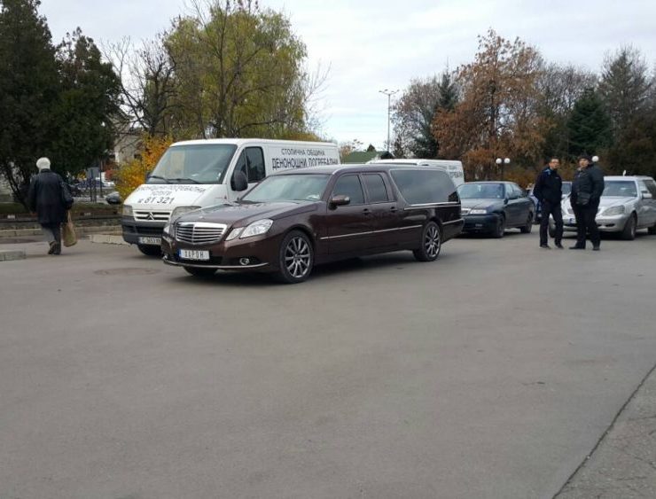 снимка на катафалка на погребална агенция Харон